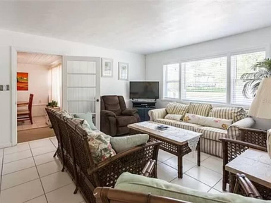 Lovely 1 Bedroom Unit Across From Lido Key Beach Sarasota Bagian luar foto